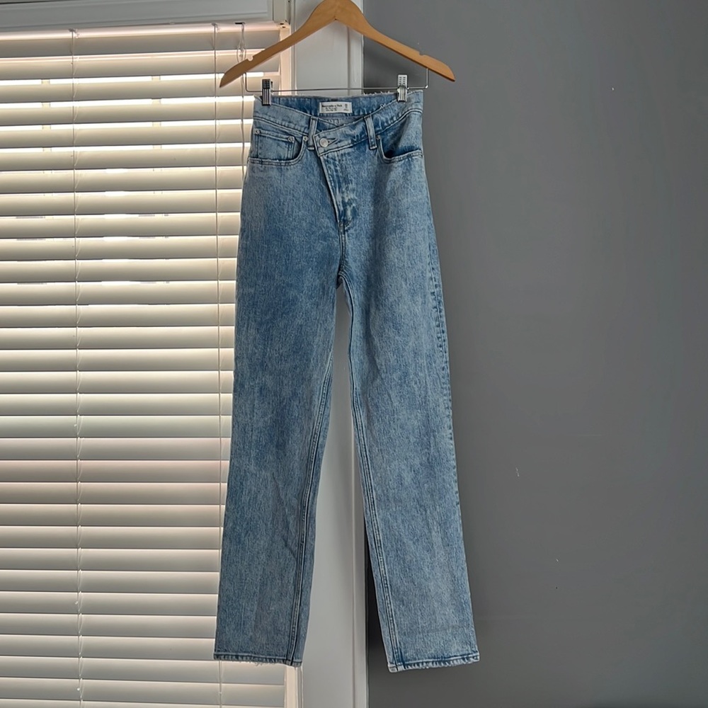 Abercrombie The 90’s Straight Ultra High Rise